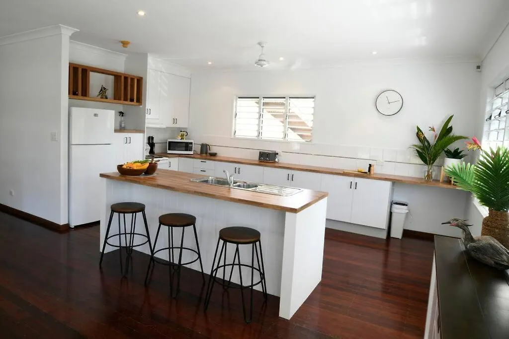 Ohana - Beachfront Holiday House South Mission Beach Австралия